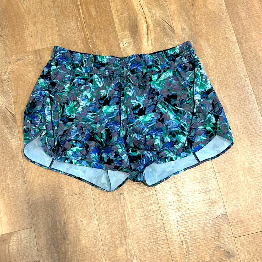 Like new Lululemon 5” Track That Mid-Rise Lined short